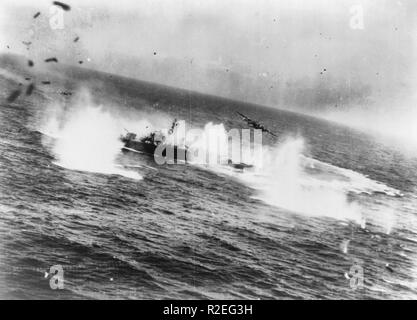 Deux North American B-25 le désabonnement de l'eau avec succès et des quasi-accidents sur une frégate japonaise dans le 29 mars 1945, attentat qui a coûté la Jap neuf navires, Mer de Chine du Sud Banque D'Images