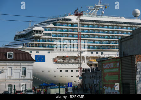 VLADIVOSTOK, Russie - le 22 septembre 2018 : le navire de croisière de classe Fortuna 'Costa Fortuna' quais à Vladivostok port. Banque D'Images