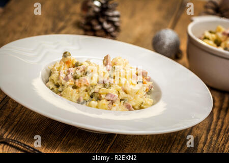 Tchèque traditionnel avec de la mayonnaise salade de pommes de terre et légumes en plaque blanche Banque D'Images