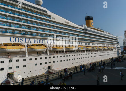 VLADIVOSTOK, Russie - le 22 septembre 2018 : le navire de croisière de classe Fortuna 'Costa Fortuna' quais à Vladivostok port. Banque D'Images