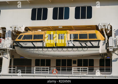 VLADIVOSTOK, Russie - le 22 septembre 2018 : le navire de croisière de classe Fortuna 'Costa Fortuna' quais à Vladivostok port. Banque D'Images