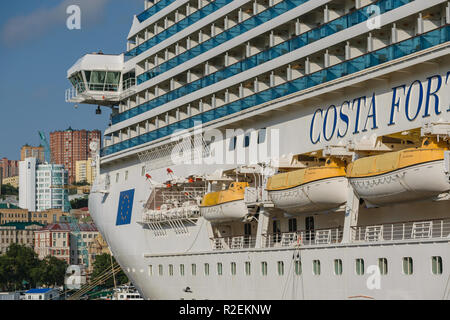 VLADIVOSTOK, Russie - le 22 septembre 2018 : le navire de croisière de classe Fortuna 'Costa Fortuna' quais à Vladivostok port. Banque D'Images