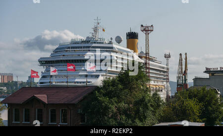 VLADIVOSTOK, Russie - le 22 septembre 2018 : le navire de croisière de classe Fortuna 'Costa Fortuna' quais à Vladivostok port. Banque D'Images