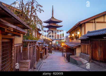 Street View de hokanji à Kyoto, au Japon, dans la nuit Banque D'Images