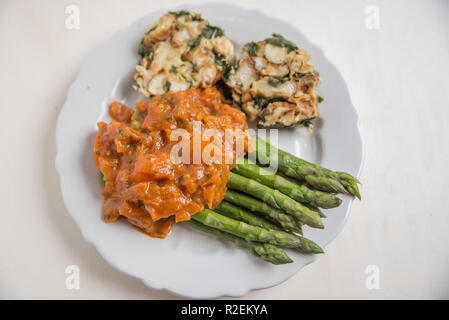 Asperges cuites à la sauce tomate Banque D'Images