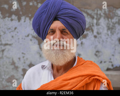 Les Indiens d'âge moyen homme sikh avec turban bleu (dastar) pose pour la caméra. Banque D'Images