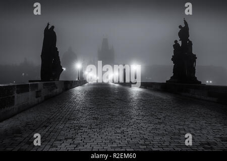 Sur le célèbre pont Charles dans la brume matinale, Prague, République Tchèque, Europe Banque D'Images