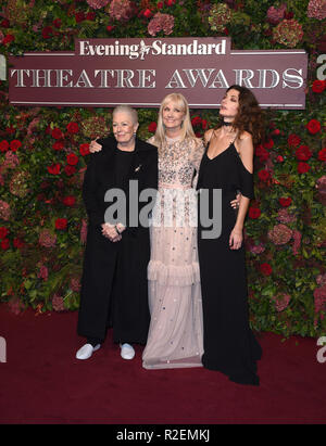 La photo doit être crédité ©Presse Alpha 079965 18/11/2018 Vanessa Redgrave Joely Richardson et Daisy Bevan La 64e soir ES Standard Theatre Awards 2018 le Théâtre Royal de Londres Banque D'Images