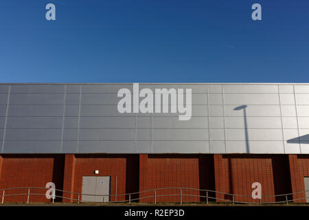 Lumière du soleil reflétant le revêtement en aluminium de l'écran de pluie sur le bâtiment sans fenêtres, mur de briques rouges avec ombres, cleveleys, fylde Coast, lancashire royaume-uni Banque D'Images