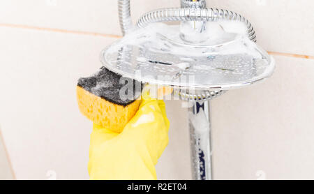 Barre de douche métallique avec porte-savon à nettoyer à l'éponge orange close-up Banque D'Images