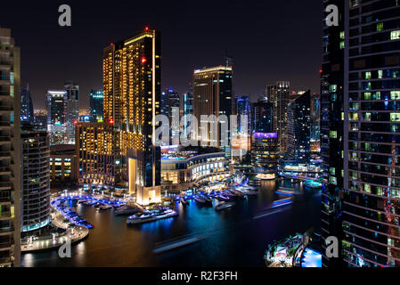 Dubaï, Émirats arabes unis - 16 novembre 2018 : Marina de Dubaï vue de la nuit de l'architecture moderne et de luxe de l'environnement célèbre destination de voyage Banque D'Images