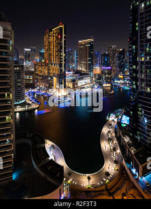 Dubaï, Émirats arabes unis - 16 novembre 2018 : Marina de Dubaï vue de la nuit de l'architecture moderne et de luxe de l'environnement célèbre destination de voyage Banque D'Images