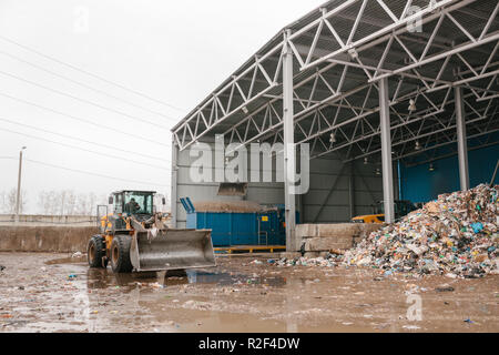 Bulldozer Travaillant L Usine De Traitement Des D Chets Traiter Le Tri Des D Chets Photo