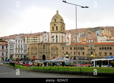 La Plaza San Francisco, avec sa célèbre église de San Francisco, le centre-ville de La Paz, Bolivie, Amérique du Sud le 26 avril 2018 Banque D'Images