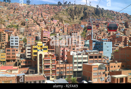 Vue imprenable sur la ville avec Mi Teleferico, téléphérique de La Paz réseau, La Paz, Bolivie, le 27 avril 2018 Banque D'Images