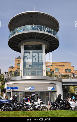 Maison de banque occupé lundi à Southend on Sea, Essex. Personnes voir à partir de la plate-forme d'observation surplombant Western Esplanade avec motor cycles passant Banque D'Images