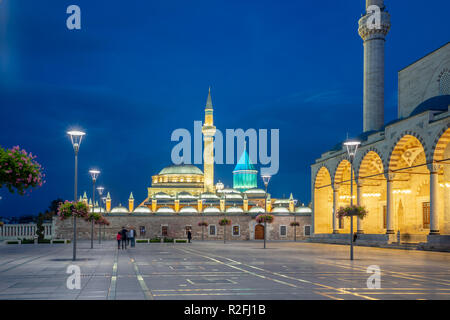 Musée Mevlana la nuit la célèbre place à Konya, Turquie. Banque D'Images