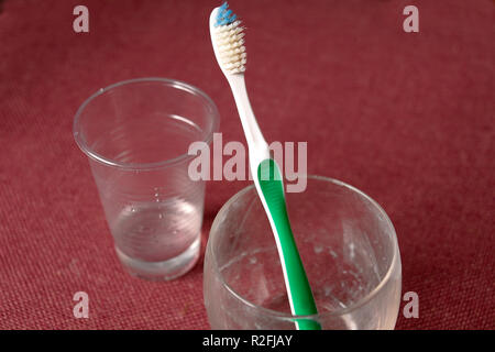 Brosse à dent dans le verre Banque D'Images