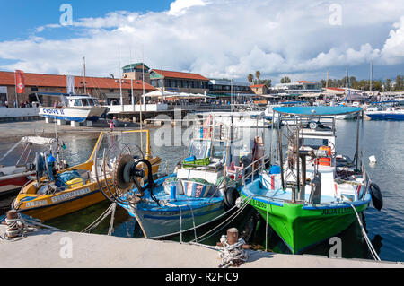 Bateaux de pêche traditionnelle dans le port de Paphos, Paphos (Pafos), District de Pafos, République de Chypre Banque D'Images