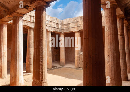 Rocher sculpté tombeau avec des colonnes doriques dans les tombeaux des rois, les Tombeaux des Rois Avenue, Paphos (Pafos), District de Pafos, République de Chypre Banque D'Images