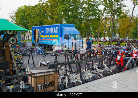 Electric Scooters kick, motos, cyclomoteurs, scooters, et autres moyens de transport à louer, VDNKh, zone d'exposition, Moscou, Russie Banque D'Images