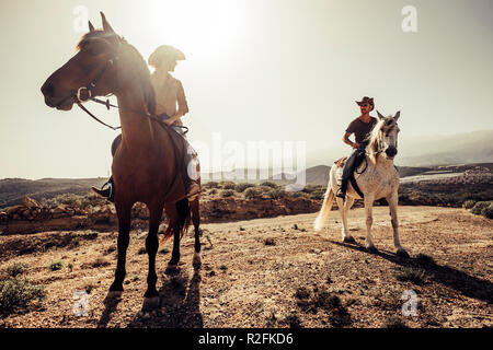 Paire de chevaux et de cowboys hommes et femmes voyagent gratuitement dans la nature à la montagne à Ténérife. mode de vie et d'autres travaux ou activité de loisirs concept pour l'homme et la femme Banque D'Images