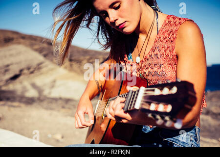 Belle fille blonde du Caucase à la guitare qu'à la piscine à Ténérife. frredom et hippy vacances. beau visage faisant de la musique. Banque D'Images