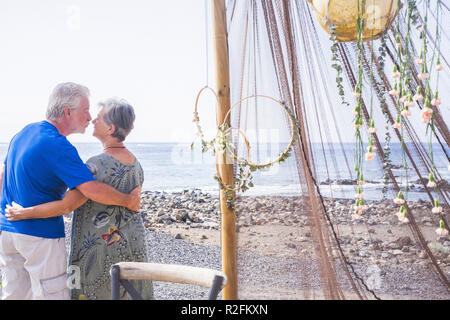 Happy senior couple cheveux blancs restent ensemble accolades et embrassades avec amour après toute une vie mariée. Locations et le style de vie outdoor concept pour les personnes de race blanche de nice dans l'amour de Banque D'Images