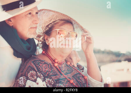 Beautiful couple in love hot pamture les gens à rester sous le soleil avec des chapeaux pour l'ombre. Locations et nice concept de vie pour l'homme et la femme Banque D'Images