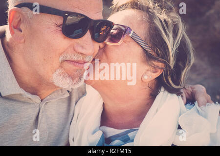 Amour Nice moments pour deux personnes âgées la femme et l'homme s'embrasser avec émotion. Close up Scène de vie à vivre pour toujours. Sourire et profiter du temps. Banque D'Images