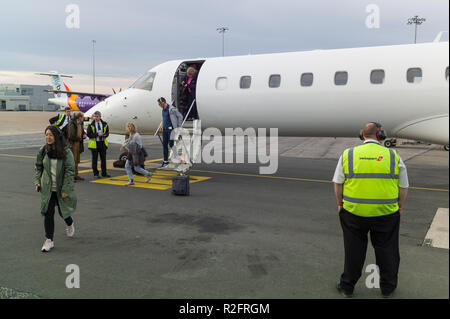 Personnes débarquant d'avion non marquées à l'aéroport de Bristol Banque D'Images