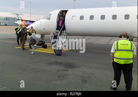 Personnes débarquant d'avion non marquées à l'aéroport de Bristol Banque D'Images