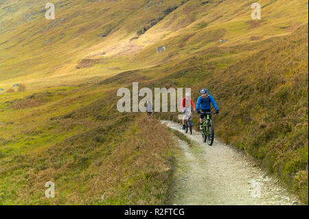 Les cyclistes sur le côté nord sentier au bord du Loch Affric Glen Affric, Highlands, en Écosse. Banque D'Images