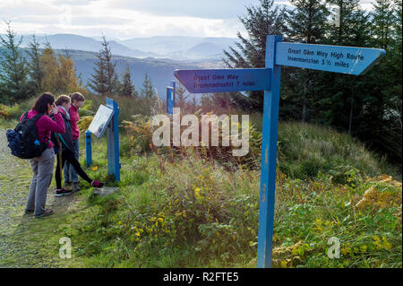 Les promeneurs sur le Great Glen Way Haute Route entre Invermoriston et Drumnadrochit Alltsigh ci-dessus, Highlands, Scotland Banque D'Images