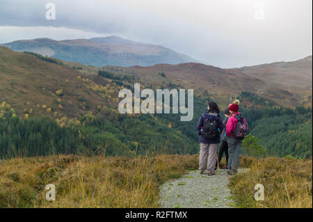 Les promeneurs sur le Great Glen Way Haute Route entre Invermoriston et Drumnadrochit Alltsigh ci-dessus, Highlands, Scotland Banque D'Images