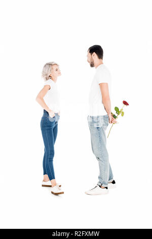 Beau couple eahc autres tandis que l'homme derrière le dos holding flower isolated on white Banque D'Images