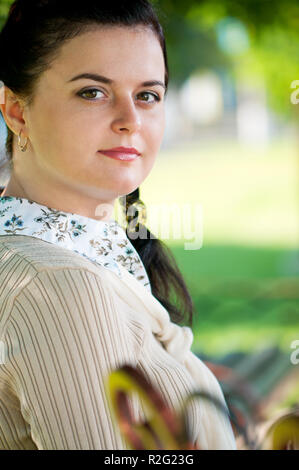 Business woman in park Banque D'Images