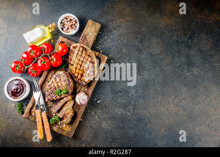 Frais fait maison de la viande grillée. Barbecue grillé Steak de boeuf de taille moyenne avec de la sauce barbecue sur planche de bois. Top View copy space Banque D'Images