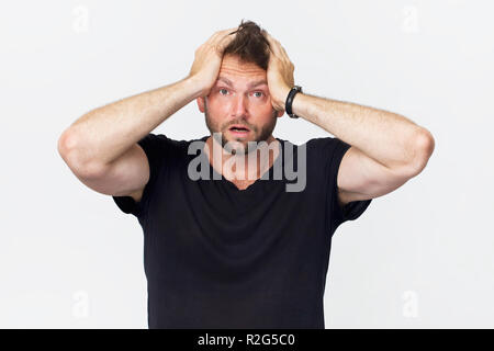 Portrait de jeune homme surpris avec bouche ouverte. Isolé sur fond blanc Banque D'Images