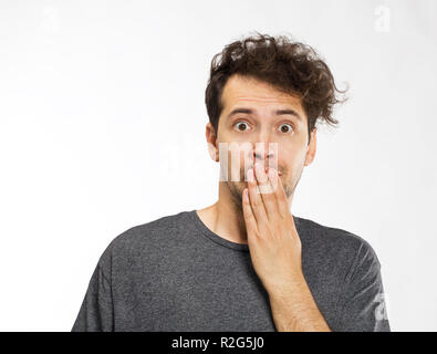 Surpris jeune homme séduisant avec t-shirt Banque D'Images