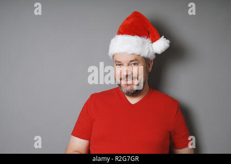 Middle aged man wearing santa hat et red t-shirt Banque D'Images