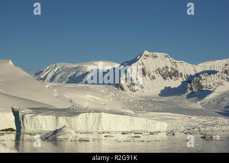 Les montagnes et les glaciers de la côte de l'Antarctique et les icebergs dans l'océan, près de c Banque D'Images