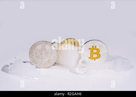 Résumé photo de cryptocurrency. Pièces congelé dans la glace. Banque D'Images