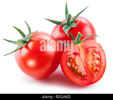 Deux tomates cerises et une moitié de tomate isolé sur fond blanc. Banque D'Images