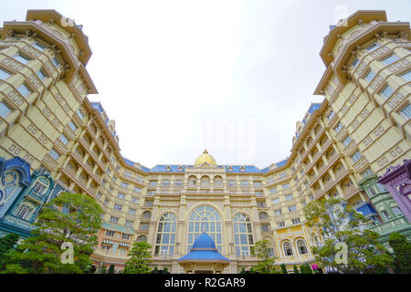 Le Tokyo Disneyland Hotel situé en face de la Tokyo Disneyland Park avec le Tokyo Disneyland gare de la Disney Resort Line monorail je Banque D'Images