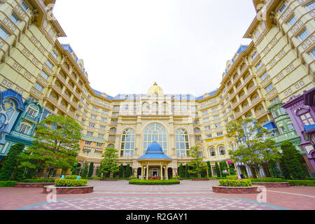 Le Tokyo Disneyland Hotel situé en face de la Tokyo Disneyland Park avec le Tokyo Disneyland gare de la Disney Resort Line monorail je Banque D'Images