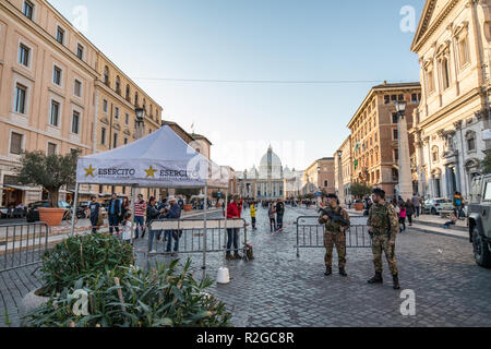 11/09/2018 - Rome, Italie : les soldats de l'armée italienne garde via della Conciliazione au Vatican en face de la basilique Saint Pierre Banque D'Images