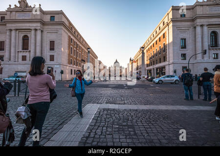 11/09/2018 - Rome, Italie : les touristes de prendre photo de l'ami(e) en face de la Basilique Saint Pierre au Vatican. Via della concilazione Banque D'Images