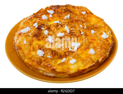 Fête nationale de pie Banitsa bulgare pâte filo avec remplissage des oeufs battus et le fromage en saumure. Plus isolé sur fond blanc Banque D'Images