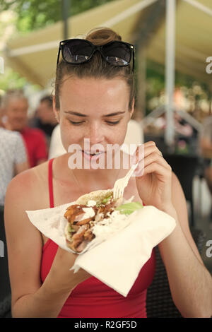 Fille ou Femme eating sandwich gyros. Fille avec plaisir mange burger après l'alimentation. Banque D'Images